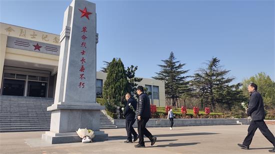 缅怀革命先烈 传承红色基因——平邑街道莲西社区开展清明祭扫烈士陵园主题活动(图2)