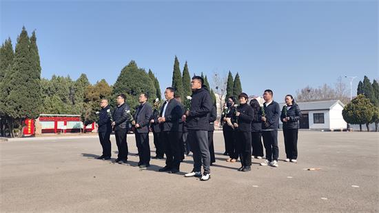 缅怀革命先烈 传承红色基因——平邑街道莲西社区开展清明祭扫烈士陵园主题活动(图1)