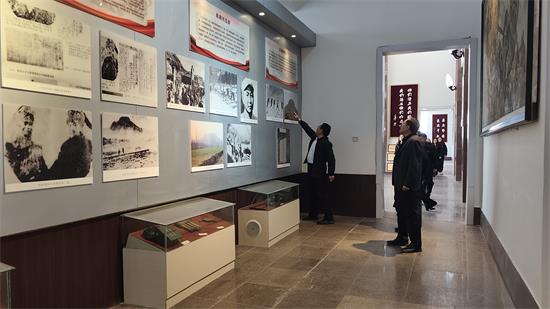 缅怀革命先烈 传承红色基因——平邑街道莲西社区开展清明祭扫烈士陵园主题活动(图3)