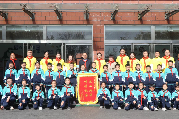 浙江金昌起亚公益基金会到平邑县第四实验小学开展爱心奖助学活动(图4)