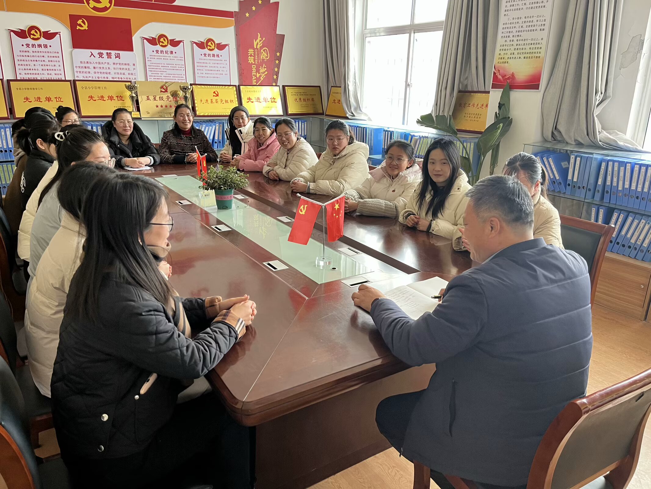 地方二中召开庆祝“三八”妇女节座谈会(图2)