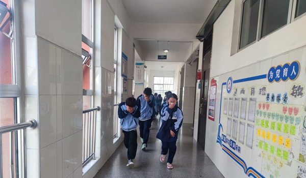 平邑县第二实验小学举行消防安全演练活动(图2)