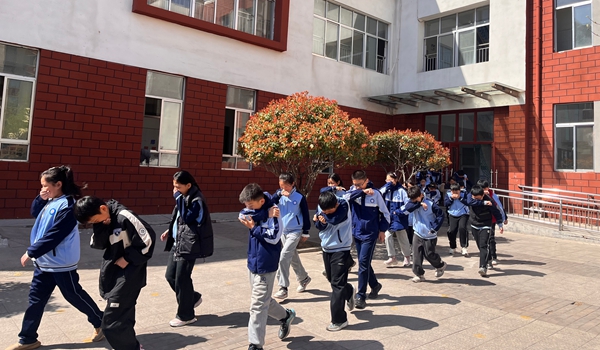 平邑县第二实验小学五年级组开展学生消防安全演练活动(图2)
