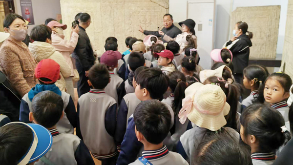 【校园快讯】"提质赋能·拥抱春天"主题踏青(图4)