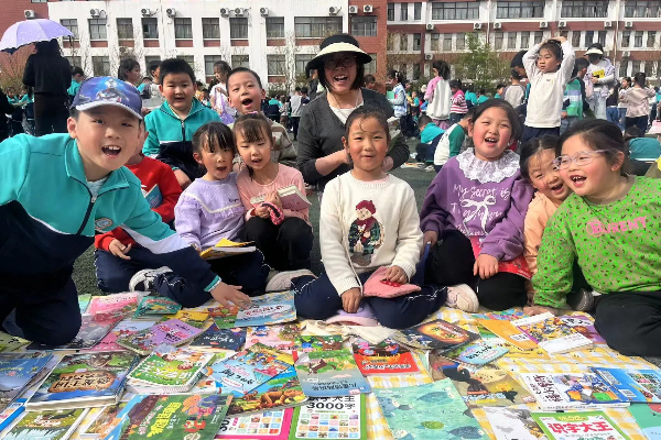 平邑县第四实验小学举办世界读书日“图书漂流”活动
