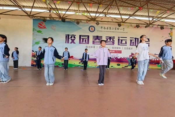 平邑县第二实验小学举行庆五一跳绳比赛活动(图1)