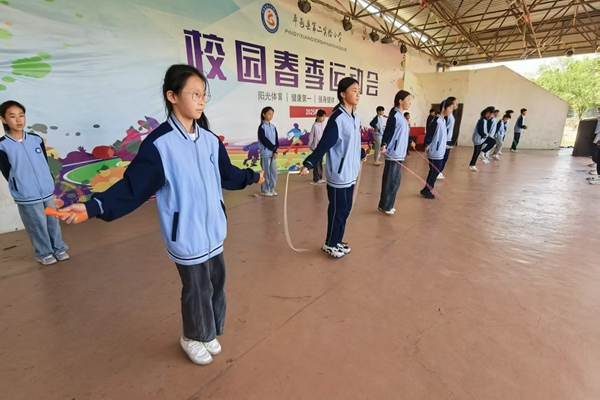 平邑县第二实验小学举行庆五一跳绳比赛活动(图2)