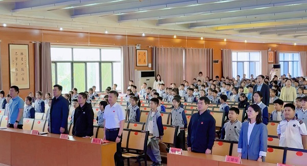 临沂市青少年冰球运动进校园活动（平邑站） 暨临沂市轮滑冰球训练基地挂牌仪式在兴蒙学校举行(图2)
