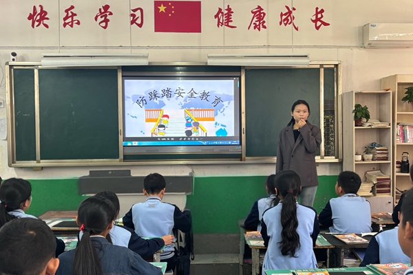 平邑县第二实验小学开展防踩踏安全演练活动