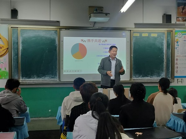 兴蒙学校举行育人导师与家长"零距离"沟通交流活动