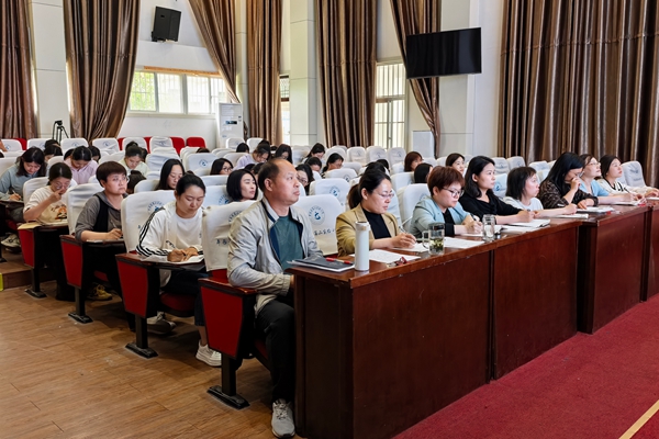 平邑县第二实验小学举行教师读书论坛活动(图2)