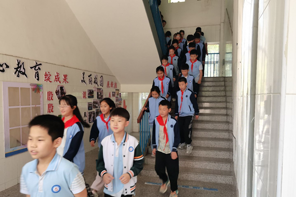 平邑县第二实验小学五年级组开展防踩踏安全演练活动(图1)