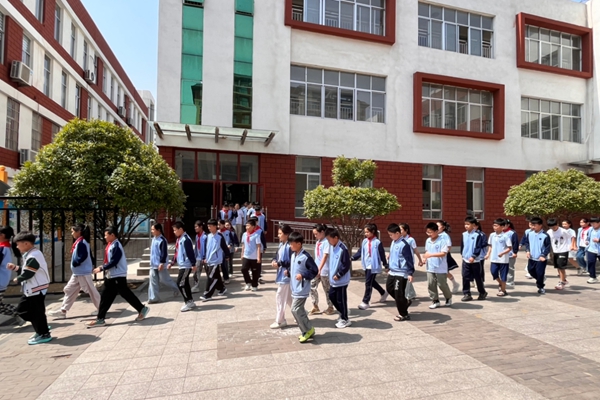 平邑县第二实验小学五年级组开展防踩踏安全演练活动(图2)