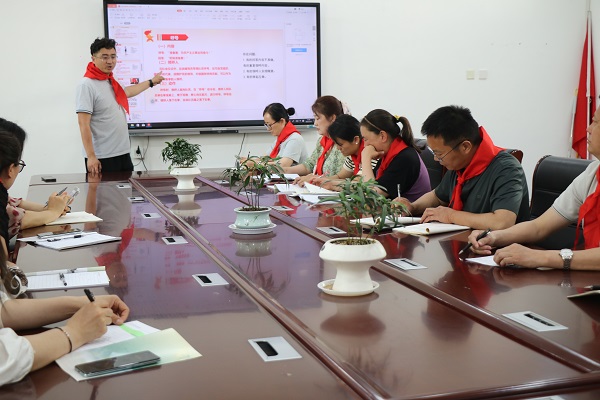 平邑兴蒙学校召开少先队中队辅导员培训会(图2)