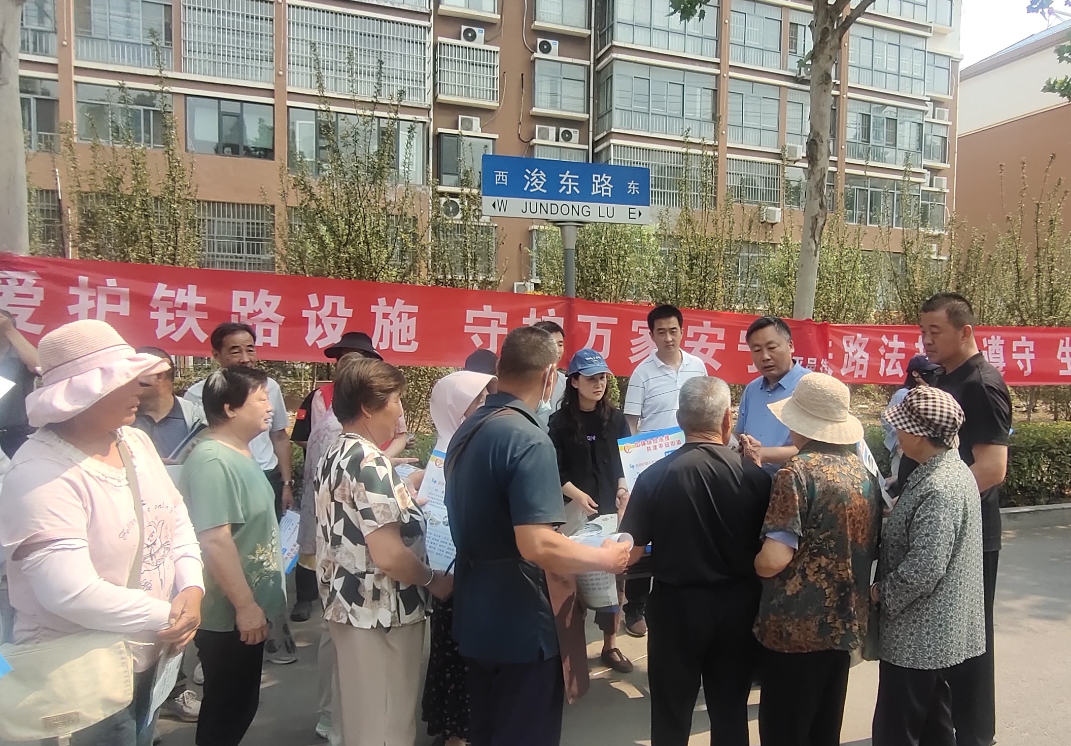 爱路护路进村居 共筑平安防护线 ——平邑街道开展“5.26我爱路”主题宣传活动
