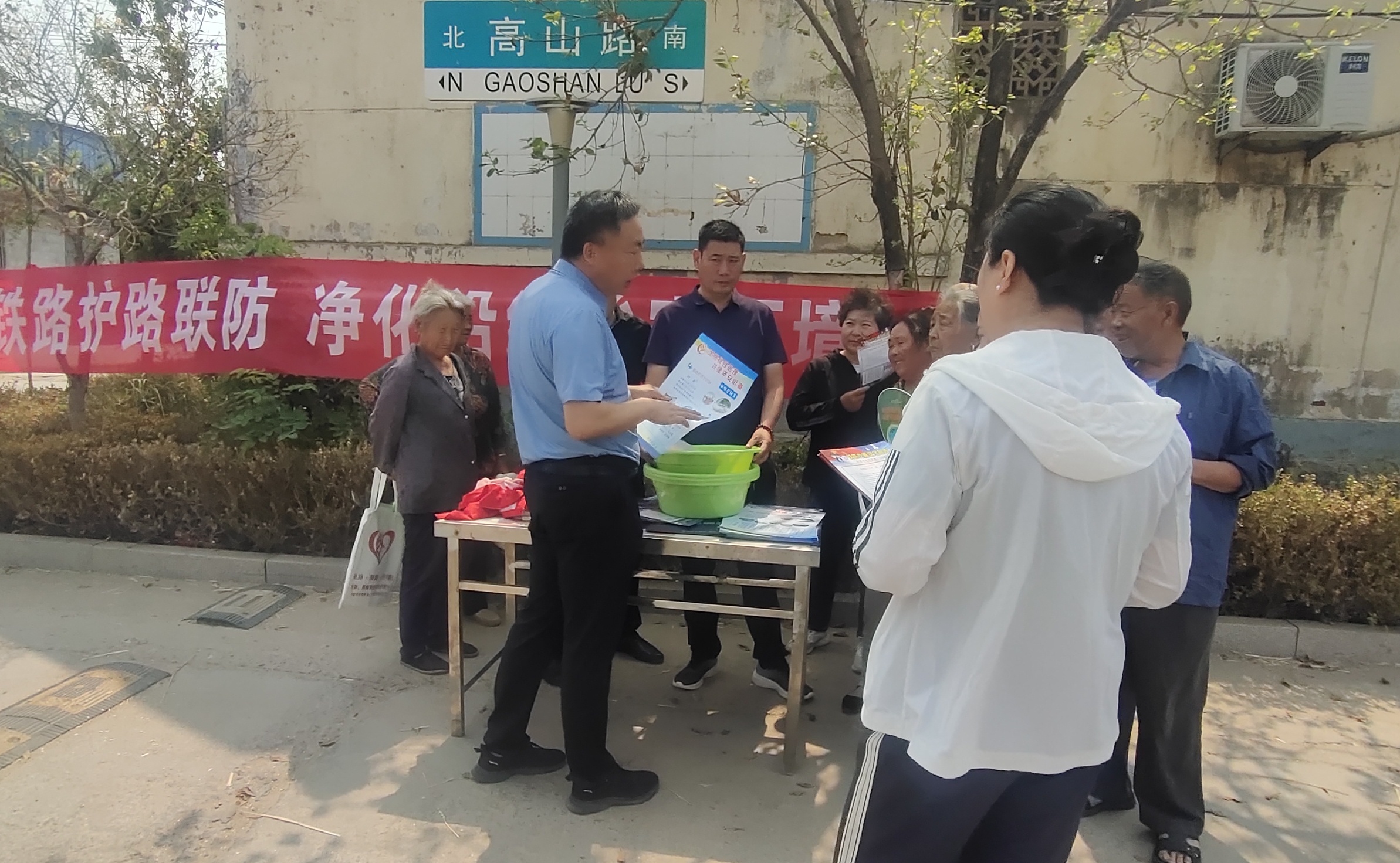 爱路护路进村居 共筑平安防护线 ——平邑街道开展“5.26我爱路”主题宣传活动(图2)