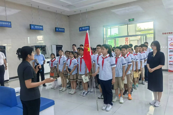 平邑县第四实验小学走进法院开展法治教育(图2)