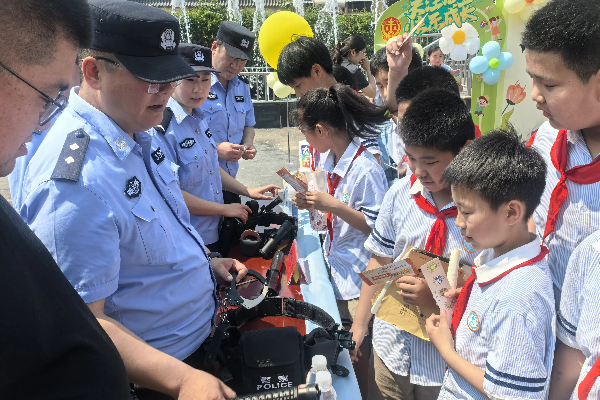 平邑县第四实验小学走进法院开展法治教育(图3)