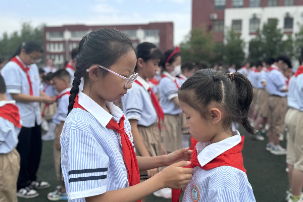 平邑县第四实验小学举行少先队新队员入队仪式