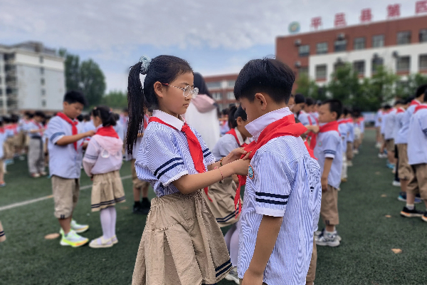 平邑县第四实验小学举行少先队新队员入队仪式(图2)