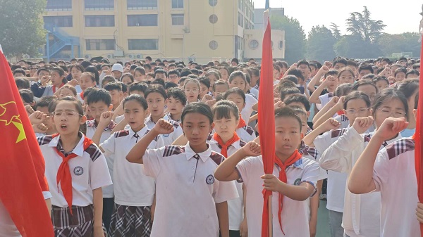 平邑兴蒙学校举行“预防溺水，守护安全”主题升旗仪式(图3)