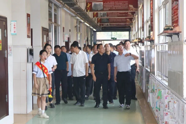 平邑县人大常委会到第四实验小学视察全员育人导师制工作(图2)