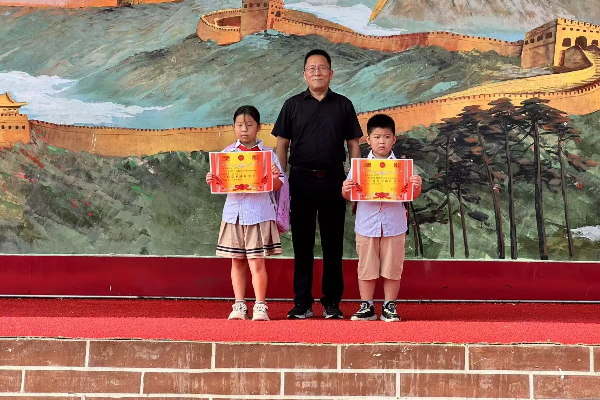 平邑县第四实验小学：拾金不昧展美德 表彰弘扬正能量(图2)