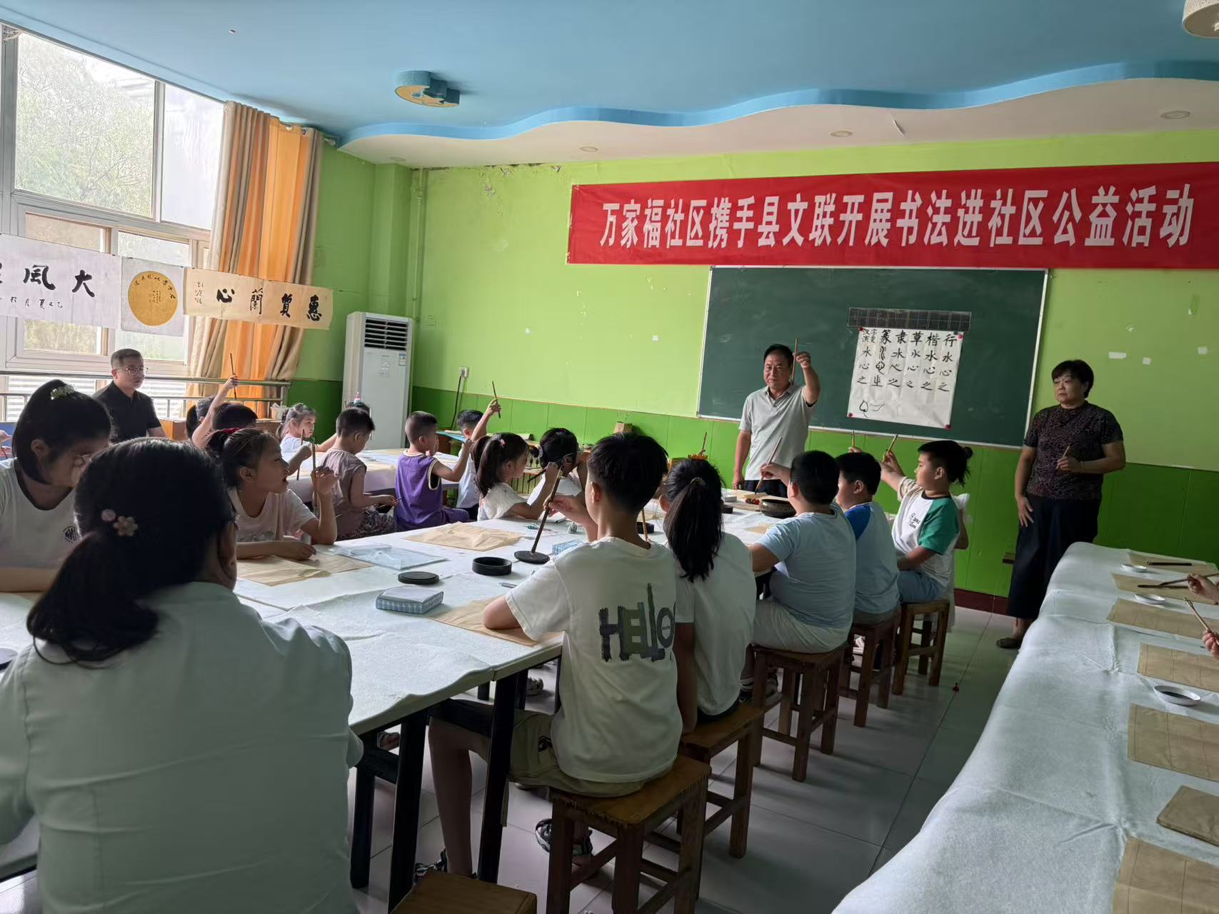 翰墨润童心 书法进社区——平邑街道万家福社区携手县文联开展文化惠民活动(图2)