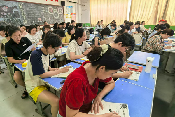 平邑县第二实验小学开展开学培训活动(图2)