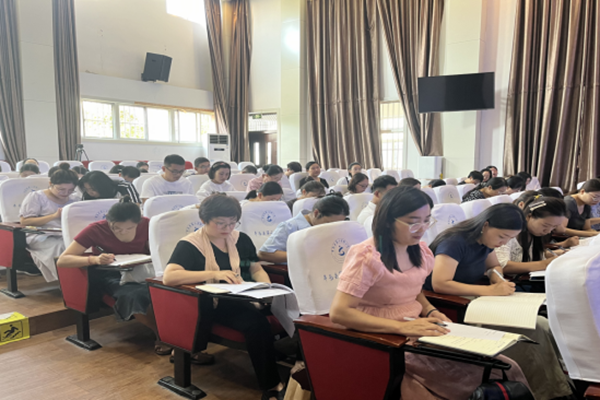 平邑县第二实验小学开展学期初班主任培训活动(图2)