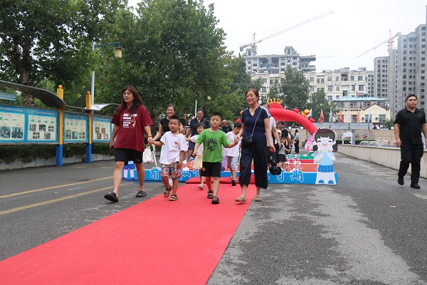 小杏仁启新程 幸福梦正生长—平邑兴蒙学校举行一年级开学典礼