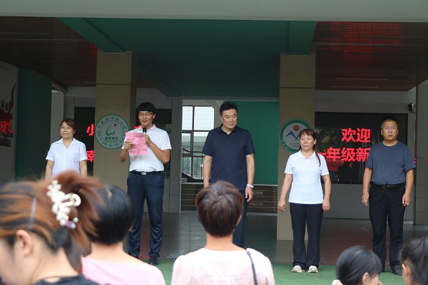 小杏仁启新程 幸福梦正生长—平邑兴蒙学校举行一年级开学典礼(图3)