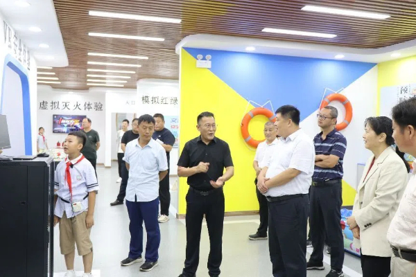 平邑县科协调研第四实验小学安全科普工作(图1)
