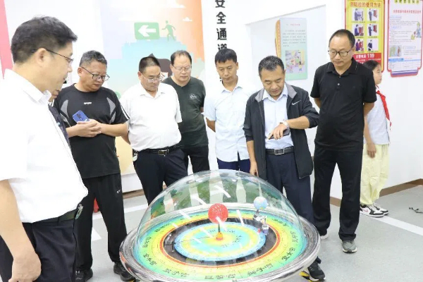 平邑县科协调研第四实验小学安全科普工作(图2)