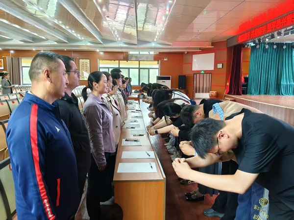 青蓝携手，共育桃李—平邑兴蒙学校举行青蓝工程启动仪式(图3)