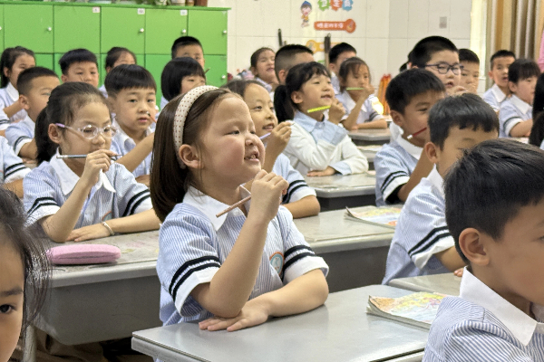 平邑县第四实验小学举行一年级常规训练比赛(图3)