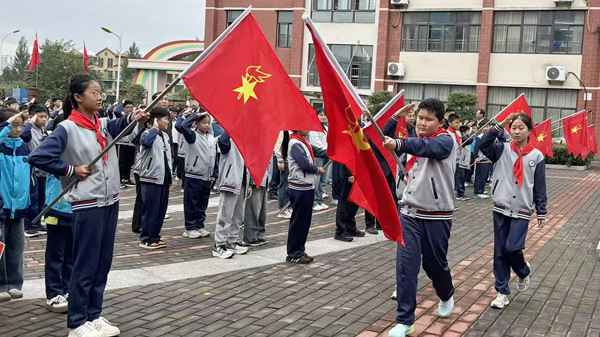 【沂蒙教育】平邑县实验小学举行 “强国复兴有我 争当新时代好少年” 升旗仪式​(图1)