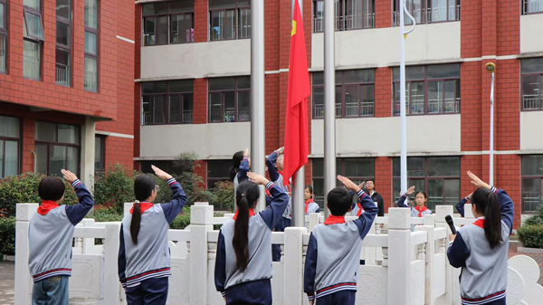 【沂蒙教育】平邑县实验小学举行 “强国复兴有我 争当新时代好少年” 升旗仪式​(图2)