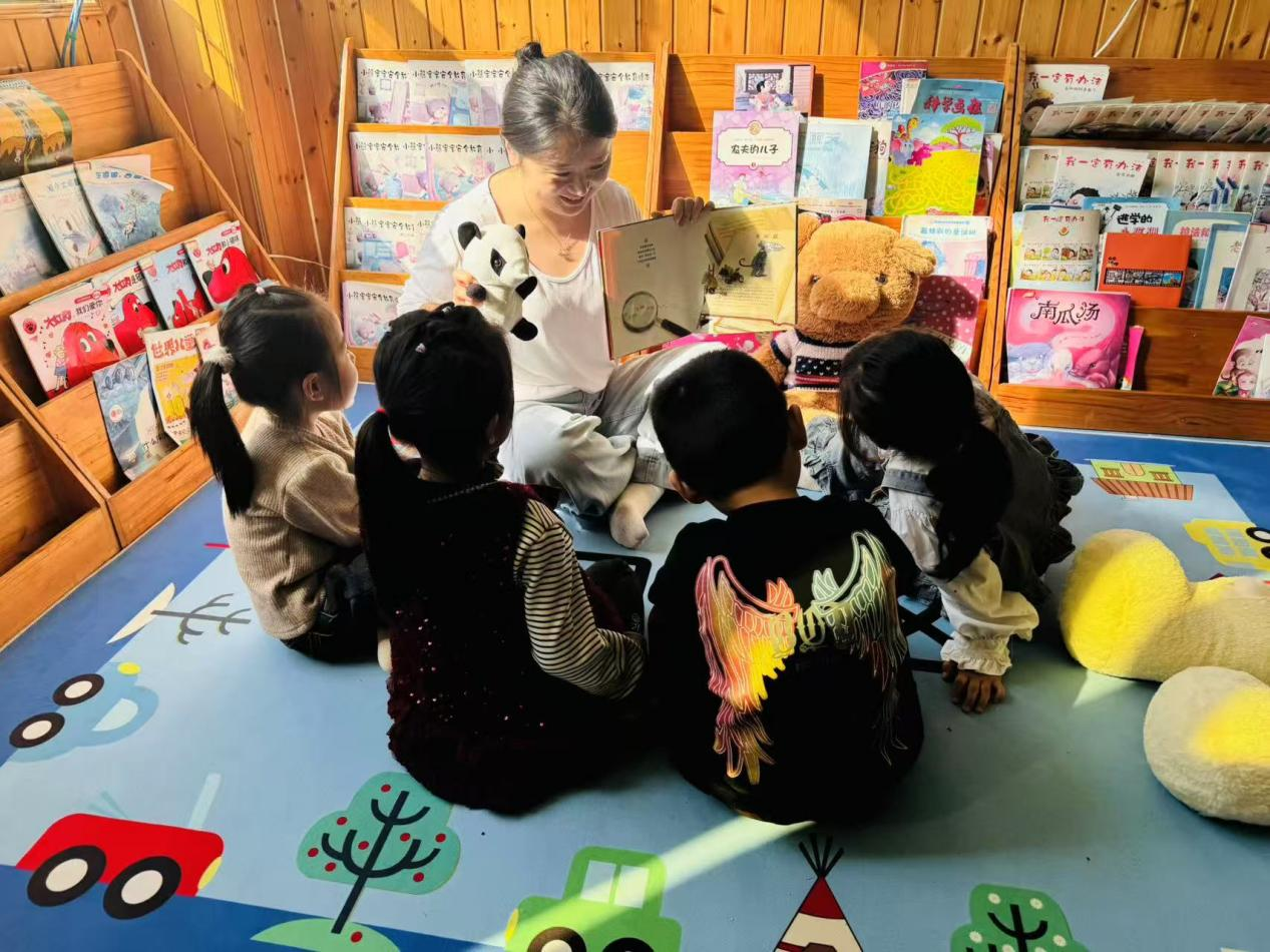 平邑县丰阳镇中心幼儿园开展图书漂流活动(图1)