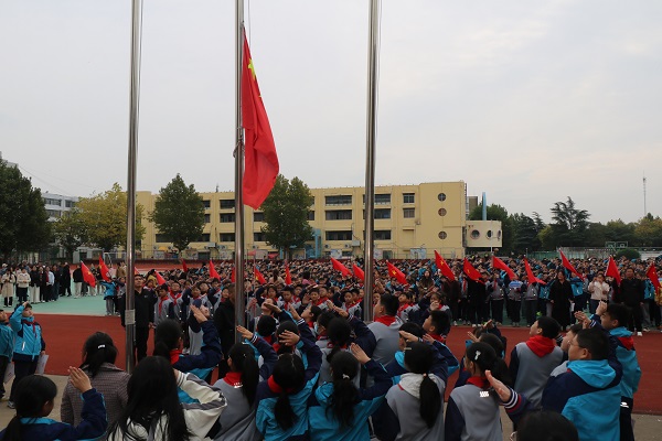 平邑兴蒙学校举行“紧绷安全之弦，守护平安校园”主题升旗仪式(图3)