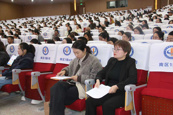 平邑县第二实验小学召开“家校携手,共筑育人同心圆”家长会(图2) 平邑县第二实验小学召开“家校携手,共筑育人同心圆”家长会(图2)