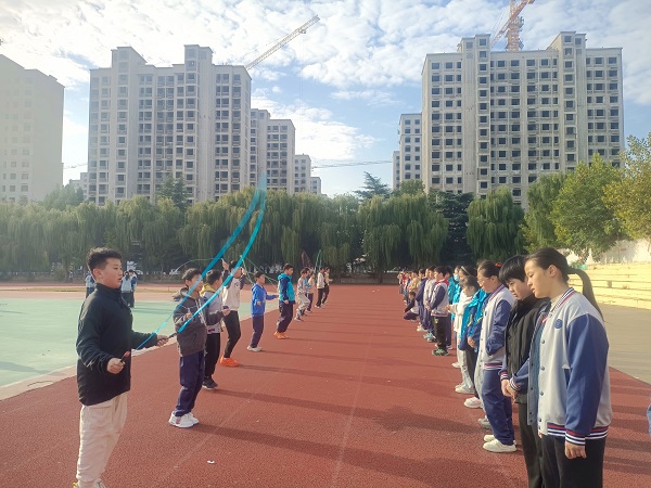 平邑兴蒙学校举行“秋阳正好,绳舞飞扬”主题一分钟跳绳挑战赛