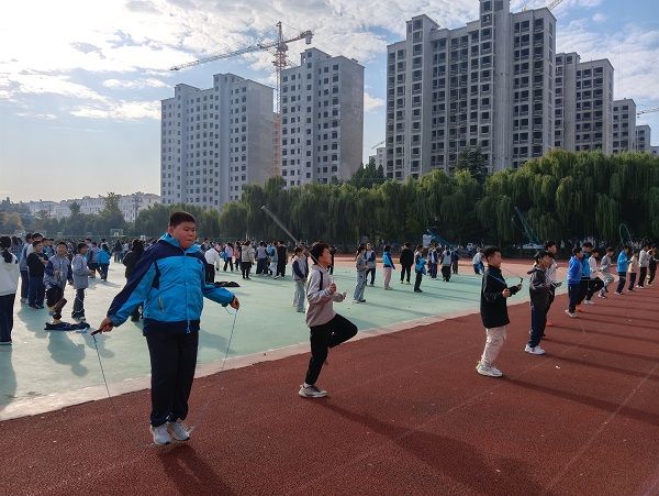 平邑兴蒙学校举行“秋阳正好,绳舞飞扬”主题一分钟跳绳挑战赛(图2) 平邑兴蒙学校举行“秋阳正好,绳舞飞扬”主题一分钟跳绳挑战赛(图2)
