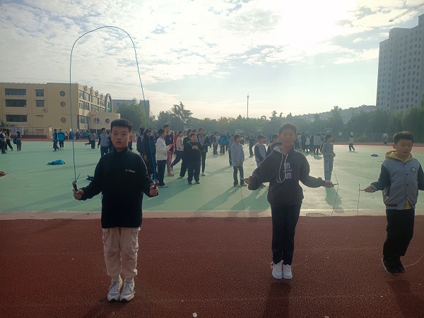 平邑兴蒙学校举行“秋阳正好,绳舞飞扬”主题一分钟跳绳挑战赛(图3) 平邑兴蒙学校举行“秋阳正好,绳舞飞扬”主题一分钟跳绳挑战赛(图3)