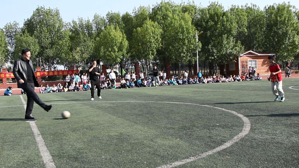 【沂蒙快讯】平邑县实验小学举办“校长杯”足球赛激情赛场(图1)