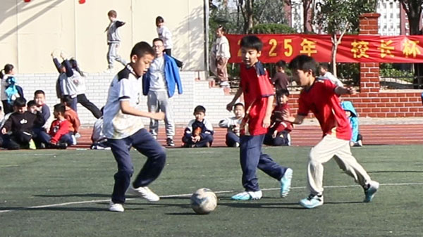 【沂蒙快讯】平邑县实验小学举办“校长杯”足球赛激情赛场(图2) 【沂蒙快讯】平邑县实验小学举办“校长杯”足球赛激情赛场(图2)