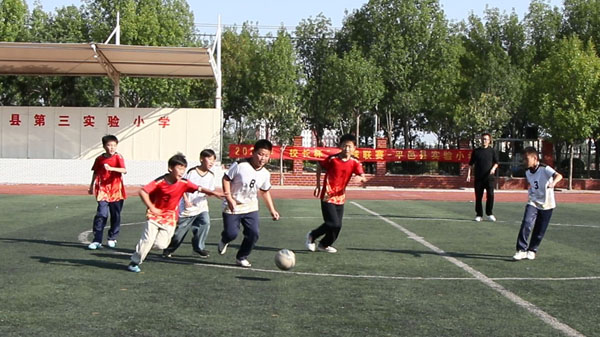 【沂蒙快讯】平邑县实验小学举办“校长杯”足球赛激情赛场(图3)