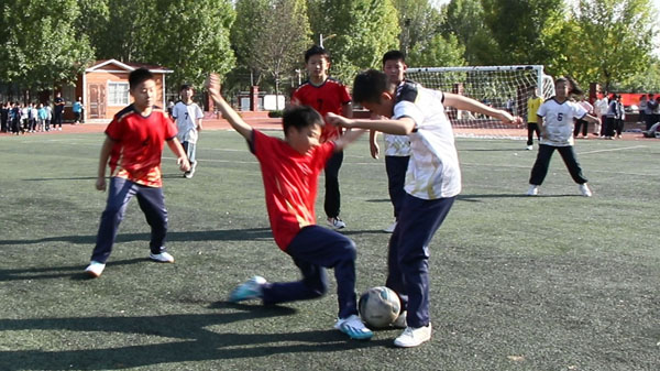 【沂蒙快讯】平邑县实验小学举办“校长杯”足球赛激情赛场(图5) 【沂蒙快讯】平邑县实验小学举办“校长杯”足球赛激情赛场(图5)