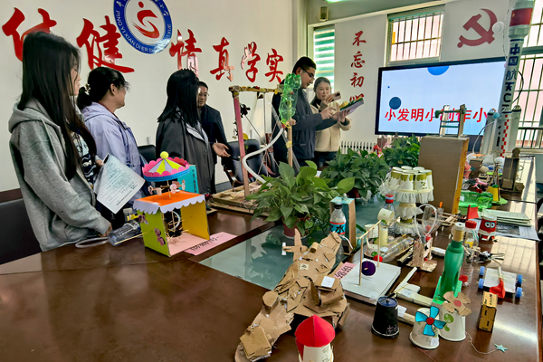 平邑县第二实验小学举行“小发明、小制作、小论文”评比活动(图1) 平邑县第二实验小学举行“小发明、小制作、小论文”评比活动(图1)