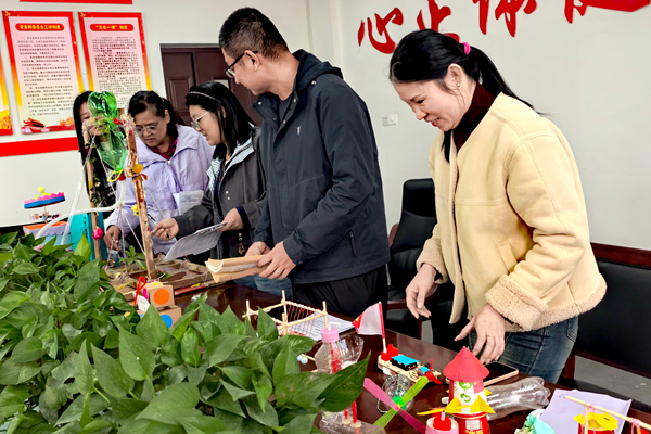 平邑县第二实验小学举行“小发明、小制作、小论文”评比活动(图2) 平邑县第二实验小学举行“小发明、小制作、小论文”评比活动(图2)